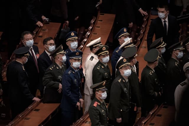 Delegados militares chinos salen de la sesión de clausura del XX Congreso Nacional del Partido Comunista Chino en el Gran Salón del Pueblo en Beijing el 22 de octubre de 2022. (Kevin Frayer/Getty Images)