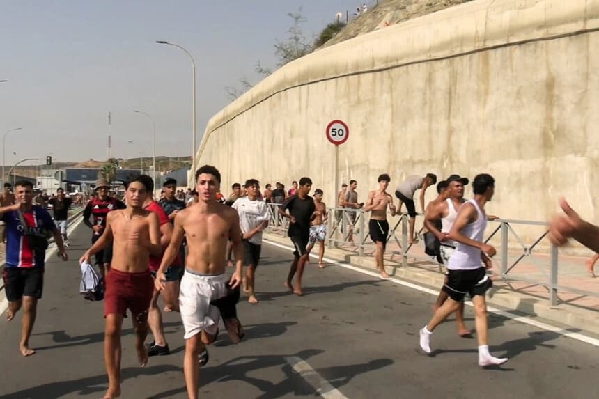 Miles de inmigrantes ilegales cruzan la frontera de Marruecos con el enclave español de Ceuta