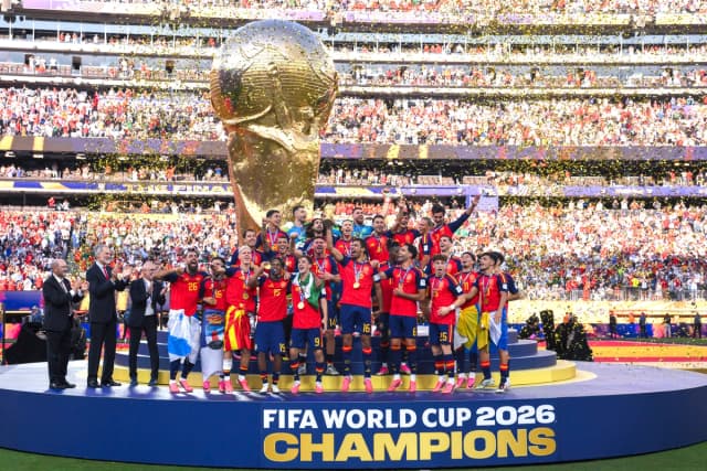 Rodri, de España, levanta el trofeo de campeón de la Copa Mundial de la FIFA tras la victoria de su equipo en la final de la Copa Mundial de la FIFA 2026 entre España y Argentina, celebrada en el New York New Jersey Stadium de East Rutherford, Nueva Jersey, el 19 de julio de 2026. (David Ramos/Getty Images)