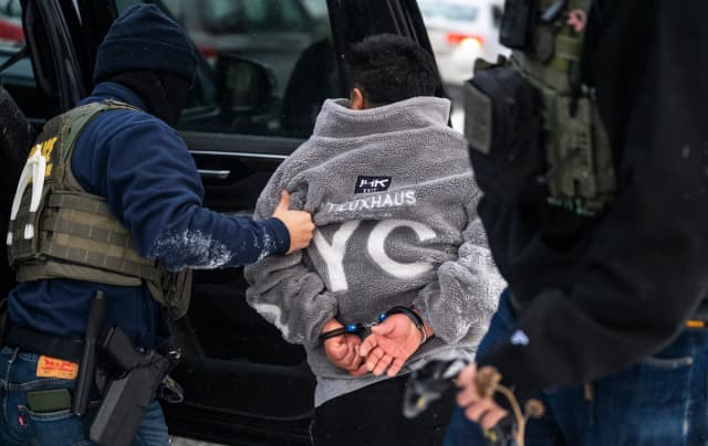 Agentes federales de inmigración detienen a un hombre en Minneapolis, Minnesota, el 21 de enero de 2026. (Stephen Maturen/Getty Images)