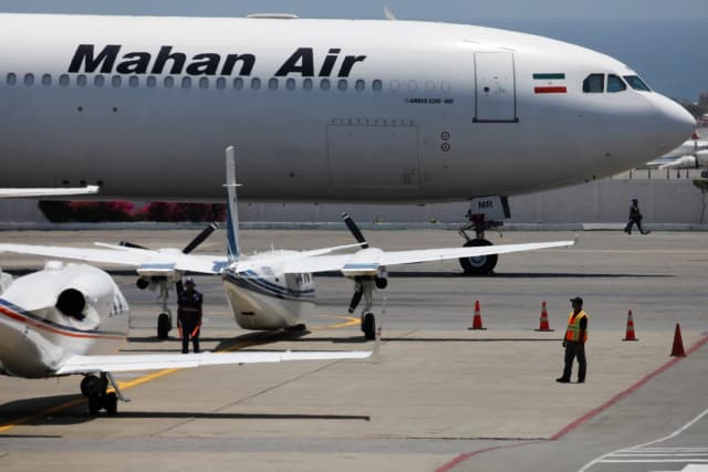 Un avión Airbus A340-600 de Mahan Air en el Aeropuerto Internacional Simón Bolívar, en las afueras de Caracas, Venezuela, el 8 de abril de 2019. (Carlos García Rawlins/Reuters)