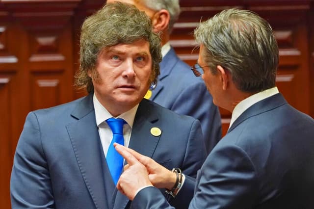 El presidente argentino Javier Milei (izquierda) conversa con el presidente boliviano Rodrigo Paz (derecha) durante la toma de posesión de la nueva presidenta de Perú, Keiko Fujimori, en Lima (Perú), el 28 de julio de 2026. (Guadalupe Pardo/AP).