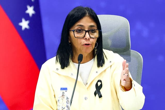 La presidenta interina de Venezuela, Delcy Rodríguez, habla durante una conferencia de prensa en la Base Aérea Generalísimo Francisco de Miranda, en Caracas, el 2 de julio de 2026. (Lucas Aguayo / AFP)