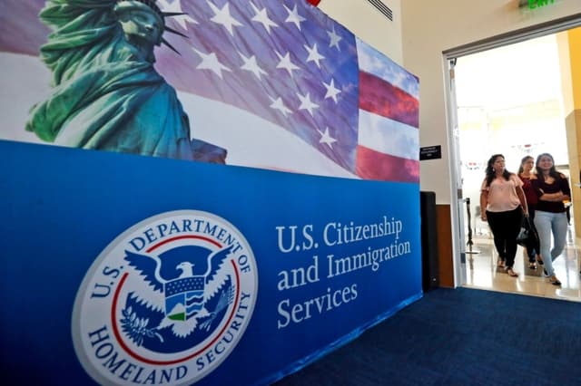 Las personas llegan antes del inicio de una ceremonia de naturalización en la oficina regional de Miami de los Servicios de Ciudadanía e Inmigración de EE. UU. (USCIS), en Miami, el 17 de agosto de 2018. (Wilfredo Lee/AP Photo)