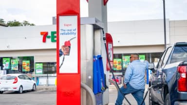 Siguen precios altos en gasolina de EE. UU. por tensiones en Medio Oriente