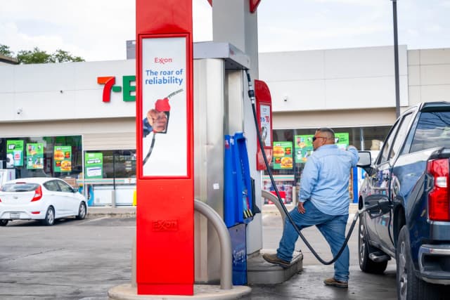 Una persona carga gasolina en una estación de servicio Exxon el 10 de julio de 2026 en Austin, Texas. (Brandon Bell/Getty Images).