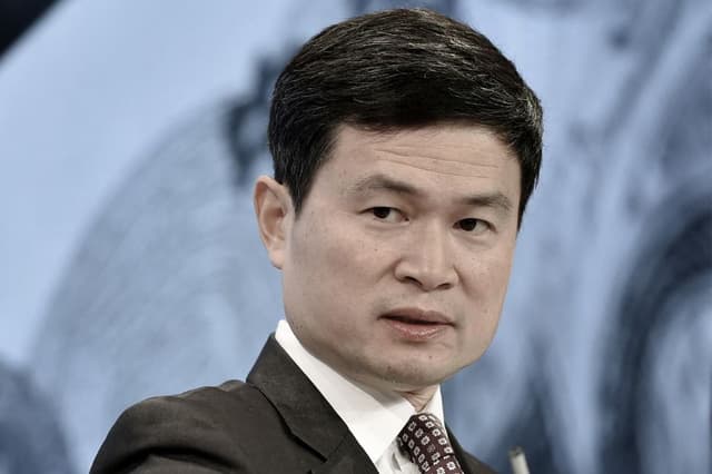 Fang Xinghai, entonces vicepresidente de la Comisión Reguladora de Valores de China, habla en el 10.º Foro de Lujiazui, en Shanghái, el 14 de junio de 2018. (Getty Images)