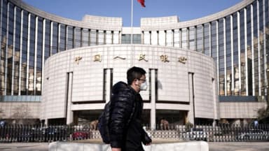Bancos chinos recortan salarios de empleados por tercer año ante débil demanda de préstamos
