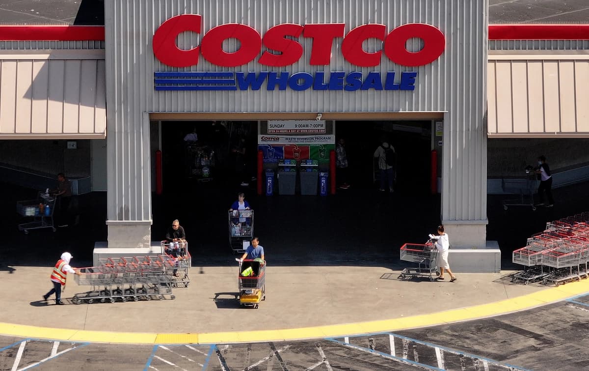 El logotipo de Costco se muestra en el exterior de una tienda Costco en Richmond, California, el 11 de julio de 2024. (Justin Sullivan/Getty Images).