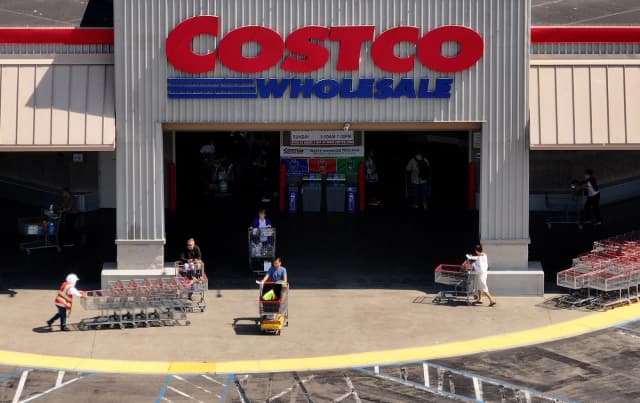 El logotipo de Costco se muestra en el exterior de una tienda Costco en Richmond, California, el 11 de julio de 2024. (Justin Sullivan/Getty Images).