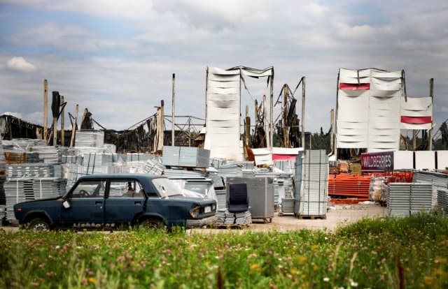 Restos del almacén de Wildberries que se incendió tras un reciente ataque con drones ucranianos en el marco del conflicto entre Rusia y Ucrania, en la ciudad de Elektrostal, en la región de Moscú, Rusia, el 23 de julio de 2026. (Stringer/Rusia)