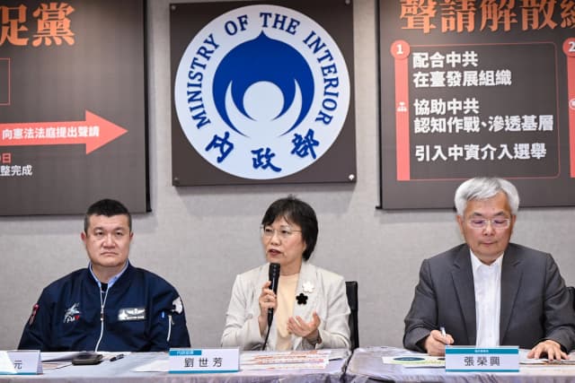 La ministra del Interior de Taiwán, Liu Shyh-fang, habla en una conferencia de prensa en la que anuncia la solicitud del gobierno para disolver el Partido de Promoción de la Unificación de China (CUPP), pro-Pekín, el 30 de julio de 2026. (Sung Pi-lung/The Epoch Times)
