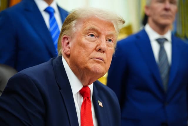 El presidente Donald Trump habla sobre la modernización del Aeropuerto Internacional de Dulles, en el Despacho Oval de la Casa Blanca, el 29 de julio de 2026, en Washington. (Foto AP/Julia Demaree Nikhinson)