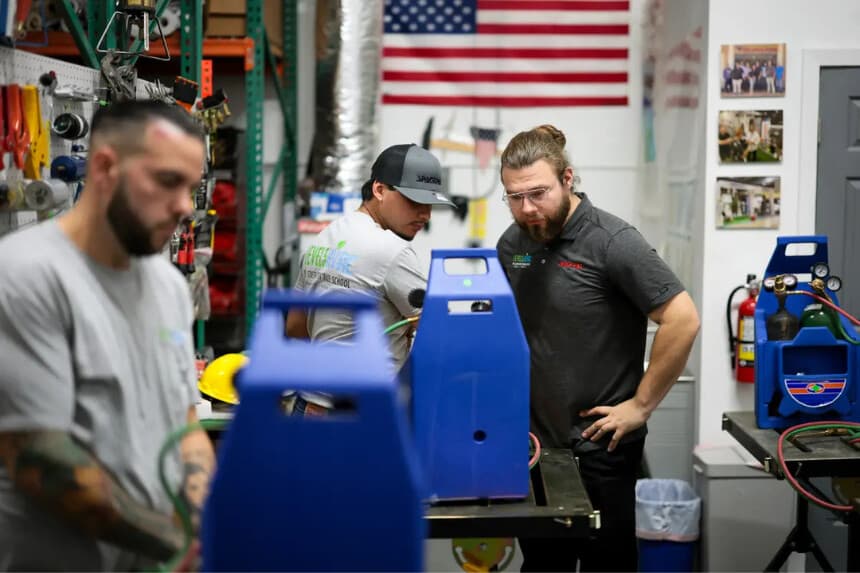 Un instructor enseña a un alumno sobre la soldadura fuerte —un proceso de unión de metales que se utiliza en sistemas de calefacción, ventilación y aire acondicionado— en una escuela de oficios de la construcción en Homestead, Florida, el 9 de mayo de 2026. (Joe Raedle/Getty Images)