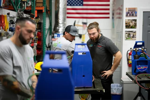 Un instructor enseña a un alumno sobre la soldadura fuerte —un proceso de unión de metales que se utiliza en sistemas de calefacción, ventilación y aire acondicionado— en una escuela de oficios de la construcción en Homestead, Florida, el 9 de mayo de 2026. (Joe Raedle/Getty Images)