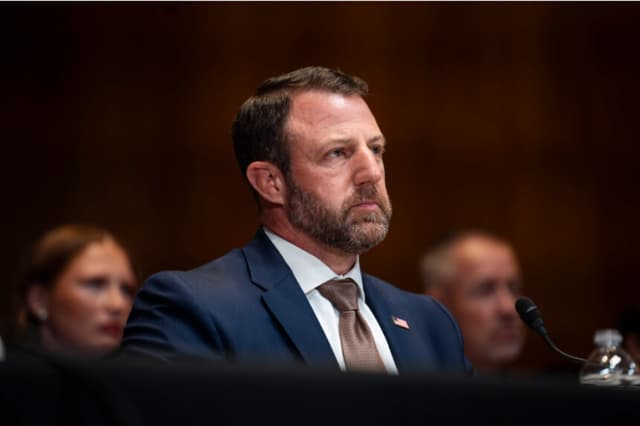 El secretario de Seguridad Nacional, Markwayne Mullin, testifica en una audiencia del Senado para examinar las estimaciones presupuestarias propuestas para el año fiscal 2027 en Washington el 2 de junio de 2026. (Madalina Kilroy/The Epoch Times).