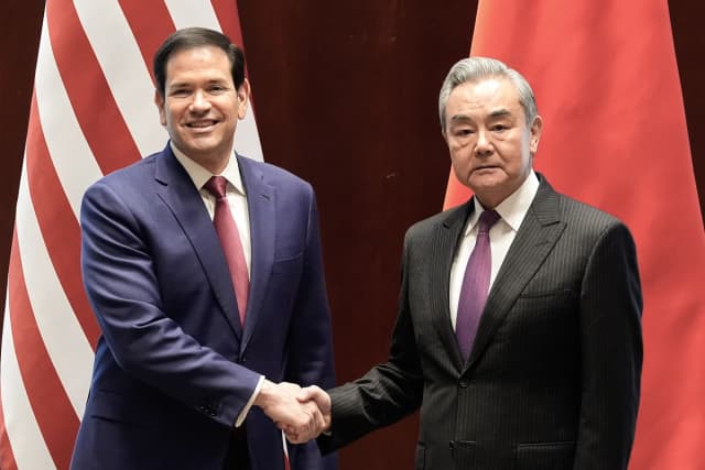El secretario de Estado estadounidense, Marco Rubio, estrecha la mano del ministro de Asuntos Exteriores chino, Wang Yi, en el marco de la Conferencia de Seguridad de Múnich, en Múnich, Alemania, el 13 de febrero de 2026. (Alex Brandon/Pool/AP).