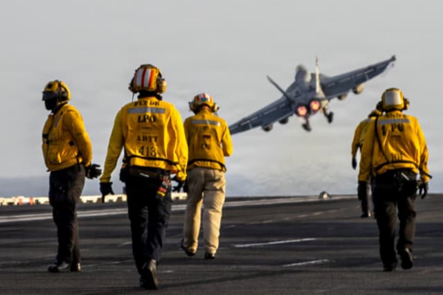 Un F/A-18E Super Hornet despega de la cubierta de vuelo del portaaviones USS Abraham Lincoln durante la Operación Epic Fury el 1 de abril de 2026. (Armada de los Estados Unidos).
