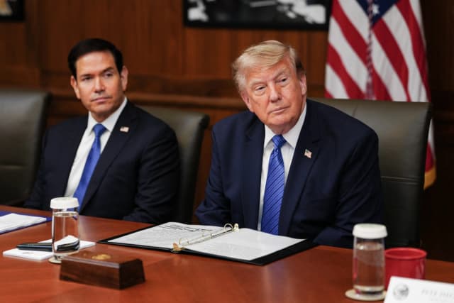 El presidente Donald Trump, junto al secretario de Estado Marco Rubio (izquierda), habla durante una reunión de gabinete en Camp David, Maryland, el 31 de julio de 2026. (Aaron Schwartz/AFP vía Getty Images).