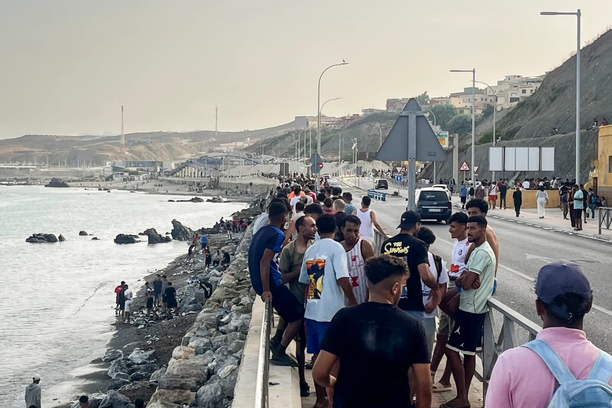 España: Los migrantes regresan en masa a Marruecos, pero los cruces hacia Ceuta no han cesado