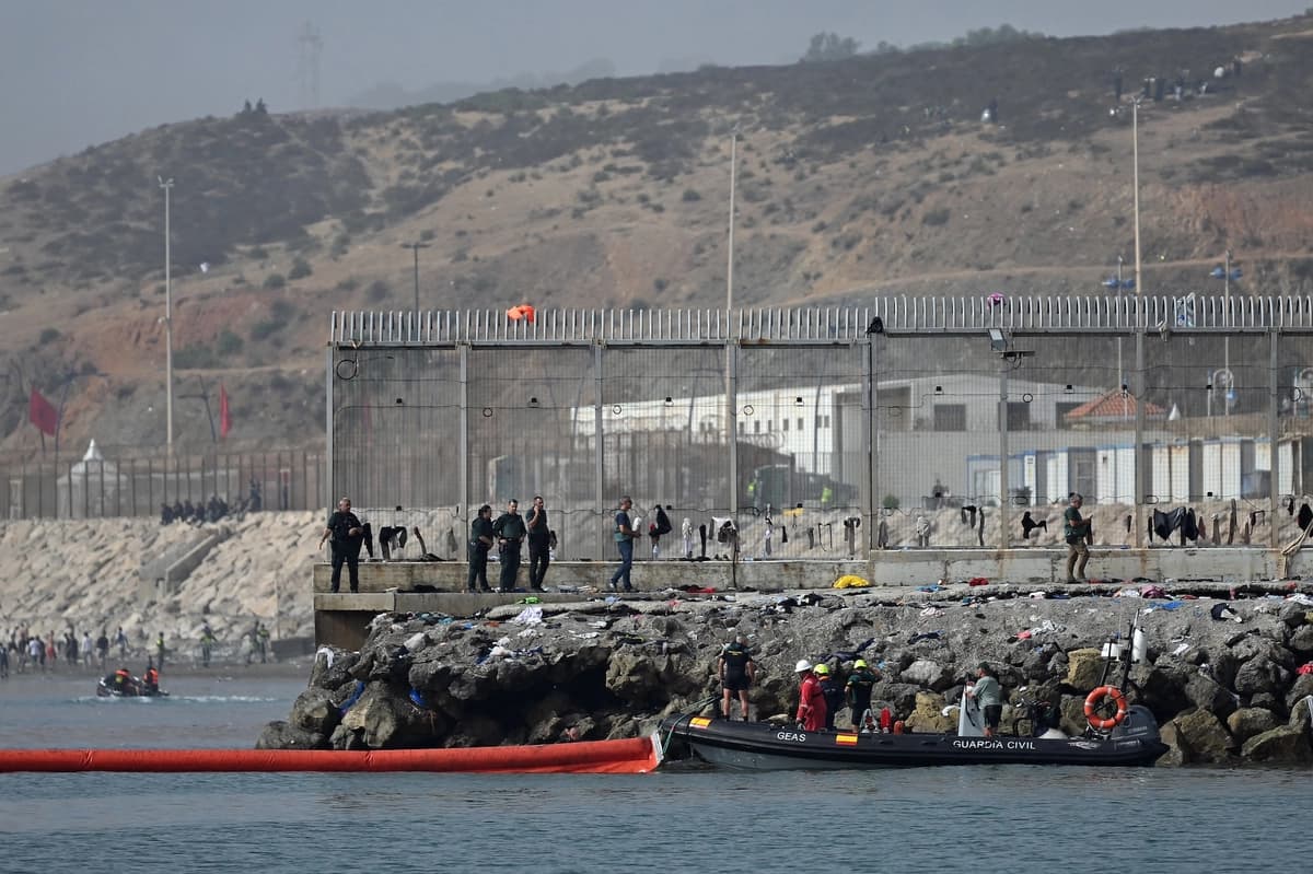 España se blinda con barrera flotante contra cruces ilegales por mar en Ceuta