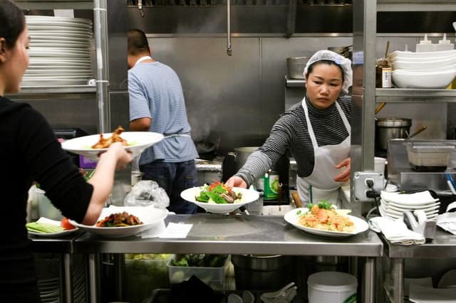 En una foto de archivo se ven platos de comida preparándose en la cocina de un restaurante en San Francisco. (Justin Sullivan/Getty Images)