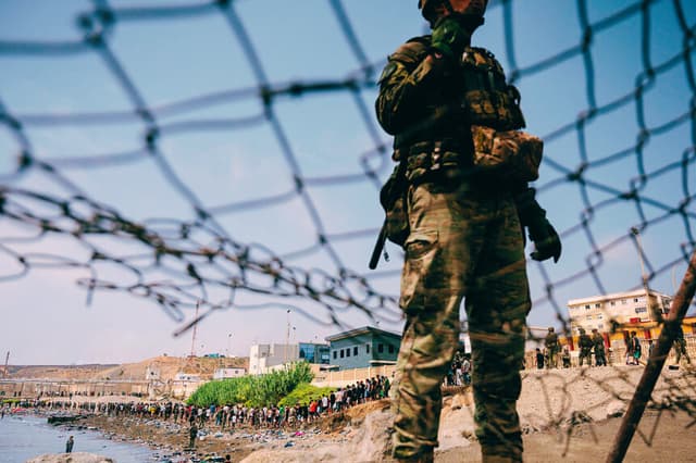 Los migrantes regresan a Marruecos después de haber cruzado la frontera para ingresar al enclave español de Ceuta, en el norte de África, el 31 de julio de 2026. (Foto de JORGE GUERRERO / AFP vía Getty Images)