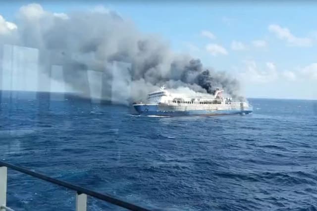 Una densa columna de humo se eleva del buque de pasajeros Mutiara Santosa 2 tras incendiarse en aguas cercanas a la isla de Madura, Indonesia, el 2 de agosto de 2026. (BASARNAS vía AP)