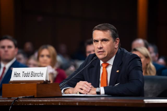 Todd Blanche, el fiscal general interino nominado para dirigir el Departamento de Justicia, testifica durante su audiencia de confirmación en el Capitolio, en Washington, el 15 de julio de 2026. (Madalina Kilroy/The Epoch Times)