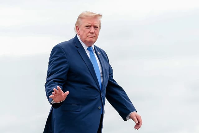 El presidente Donald Trump se prepara para subir al Air Force One en el Aeropuerto Municipal de Morristown, en Morristown, Nueva Jersey, el 2 de agosto de 2026. (Anna Moneymaker/Getty Images)