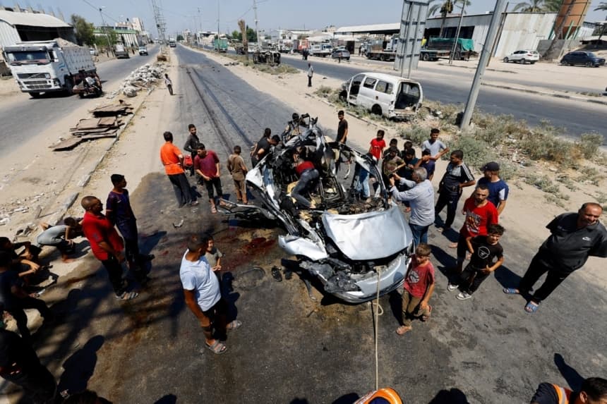 Palestinos inspeccionan el lugar donde, según los servicios médicos, un ataque israelí alcanzó un vehículo en Deir al-Balah, en la Franja de Gaza central, el 2 de agosto de 2026. (Mahmoud Issa/Reuters)