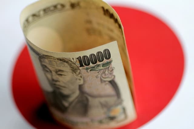 Un billete de yen japonés, en esta foto ilustrativa del 1 de junio de 2017. (Thomas White/Reuters)
