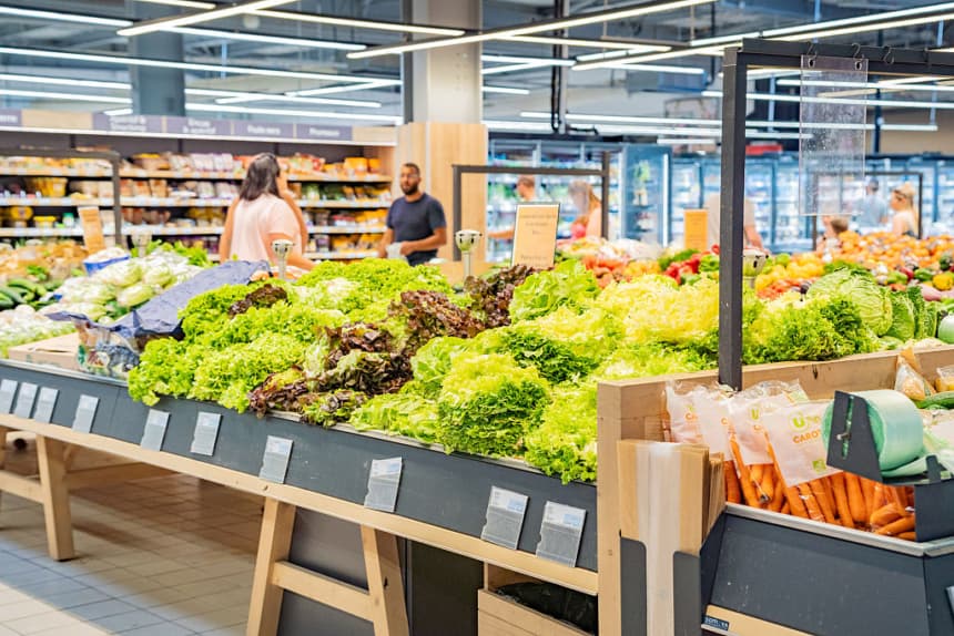 (Imagen ilustrativa) Frutas y verduras en una tienda (Albin Bonnard / Hans Lucas / AFP vía Getty Images)