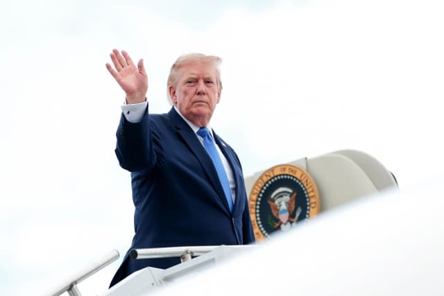 El presidente Donald Trump saluda mientras aborda el Air Force One en el aeropuerto municipal de Morristown, en Morristown, Nueva Jersey, el 2 de agosto de 2026. (Anna Moneymaker/Getty Images).