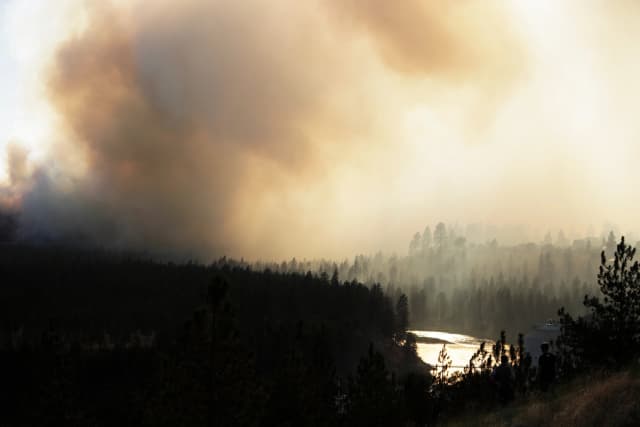 El incendio Old Trails se observa desde W. Northwest Blvd., en Spokane, Washington, el 1 de agosto de 2026. (Foto AP/Young Kwak)