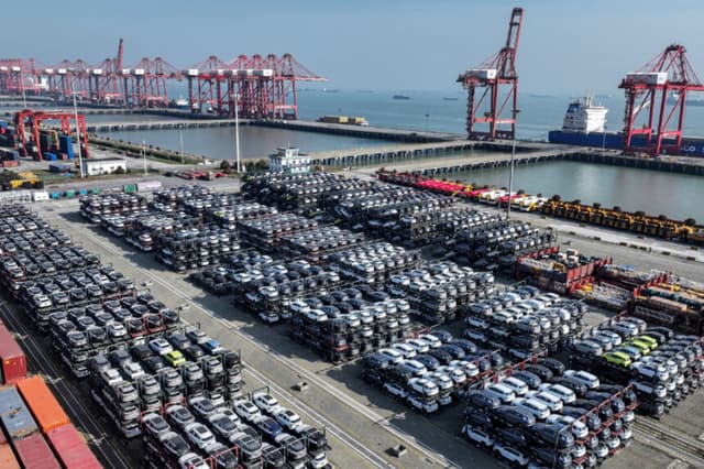 Coches eléctricos BYD y de otras marcas destinados a la exportación se apilan en el puerto de Taicang, en Suzhou, provincia de Jiangsu, al este de China, el 7 de abril de 2025. (AFP/Getty Images).