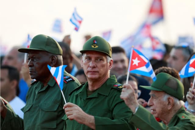 El líder cubano Miguel Díaz-Canel asiste a una manifestación convocada por las autoridades cubanas para protestar contra las políticas estadounidenses hacia la isla, incluyendo la acusación contra el expresidente, en La Habana el 22 de mayo de 2026. (Norlys Pérez/Reuters).