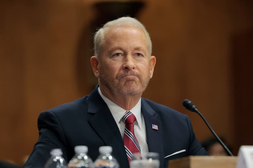 Ronald Johnson, el entonces candidato del presidente estadounidense Donald Trump para embajador de Estados Unidos en México, habla durante una audiencia de nominación del Comité de Relaciones Exteriores del Senado en el edificio Dirksen del Senado, el 13 de marzo de 2025 en Washington, D. C. (Anna Moneymaker/Getty Images)