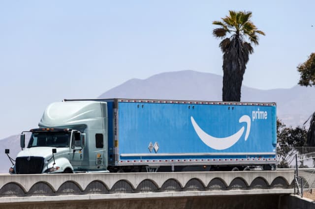 Un camión con el logotipo de Amazon Prime en California, el 31 de julio de 2025. (Patrick T. Fallon / AFP vía Getty Images).