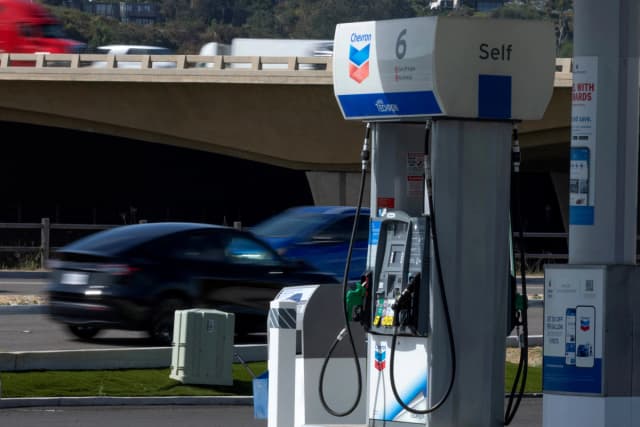 Surcos de gasolina en una estación de servicio cerca de la autopista en Encinitas, California, el 30 de abril de 2026. (Mike Blake/Reuters)