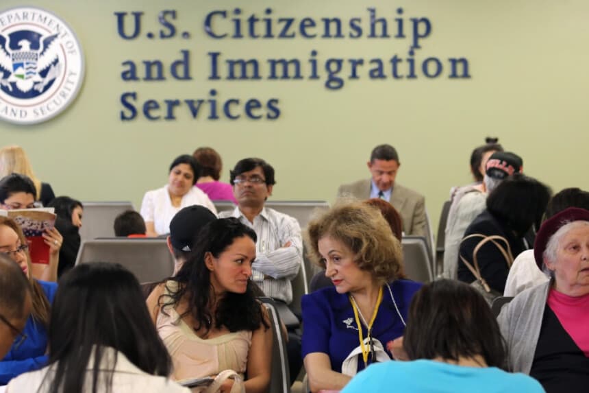 Inmigrantes esperan su turno para las entrevistas de residencia permanente y ciudadanía en la oficina del Servicio de Ciudadanía e Inmigración de los Estados Unidos en Queens, en el barrio de Long Island, Nueva York, el 30 de mayo de 2013. (John Moore/Getty Images).