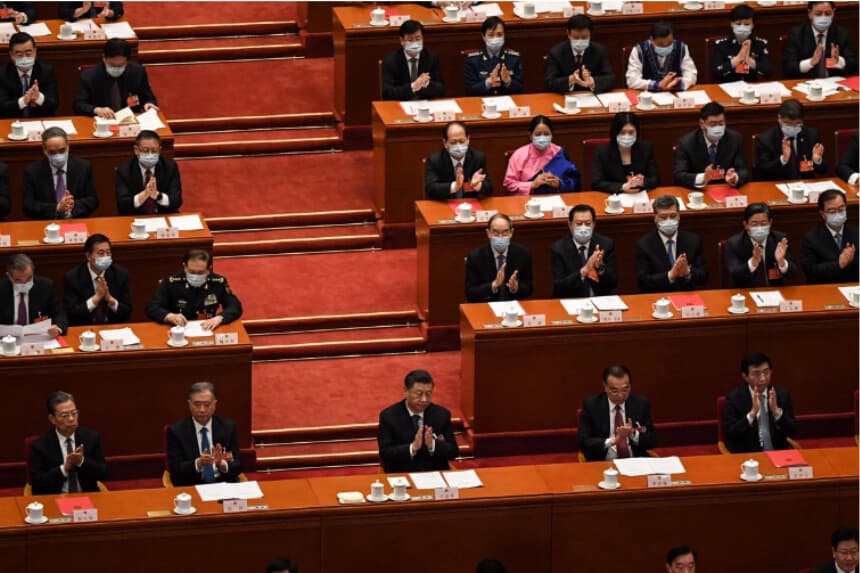 El líder del Partido Comunista Chino, Xi Jinping, y otros dirigentes aplauden durante la sesión de clausura de la conferencia del parlamento, un órgano meramente formal, en el Gran Salón del Pueblo en Pekín, el 11 de marzo de 2022. (Leo Ramirez/AFP vía Getty Images).