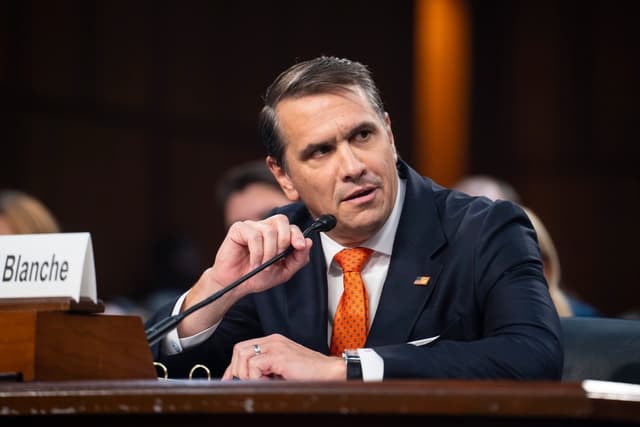 Todd Blanche, el fiscal general interino nominado para dirigir el Departamento de Justicia, testifica durante su audiencia de confirmación en el Capitolio el 15 de julio de 2026. (Madalina Kilroy/The Epoch Times)