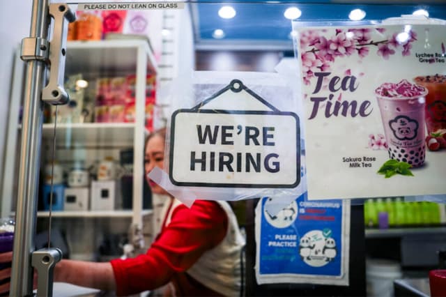 Un cartel de "Se busca personal" en el centro comercial Fashion Centre at Pentagon City en Arlington, Virginia, el 3 de enero de 2024. (Madalina Vasiliu/The Epoch Times).