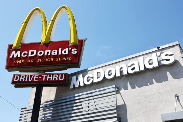 El logotipo de McDonald's se muestra en un restaurante McDonald's en Burbank, California, el 22 de julio de 2024. (Mario Tama/Getty Images).