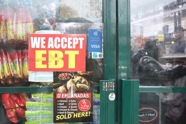 Escaparate de una tienda de comestibles en el barrio de Flatbush, en el distrito de Brooklyn, Nueva York, el 30 de octubre de 2025. (Michael M. Santiago/Getty Images).