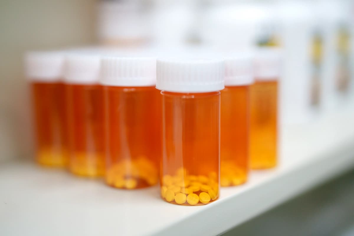 Medicamentos almacenados en estantes en una farmacia de Los Ángeles el 12 de mayo de 2025. (Eric Thayer/Getty Images).