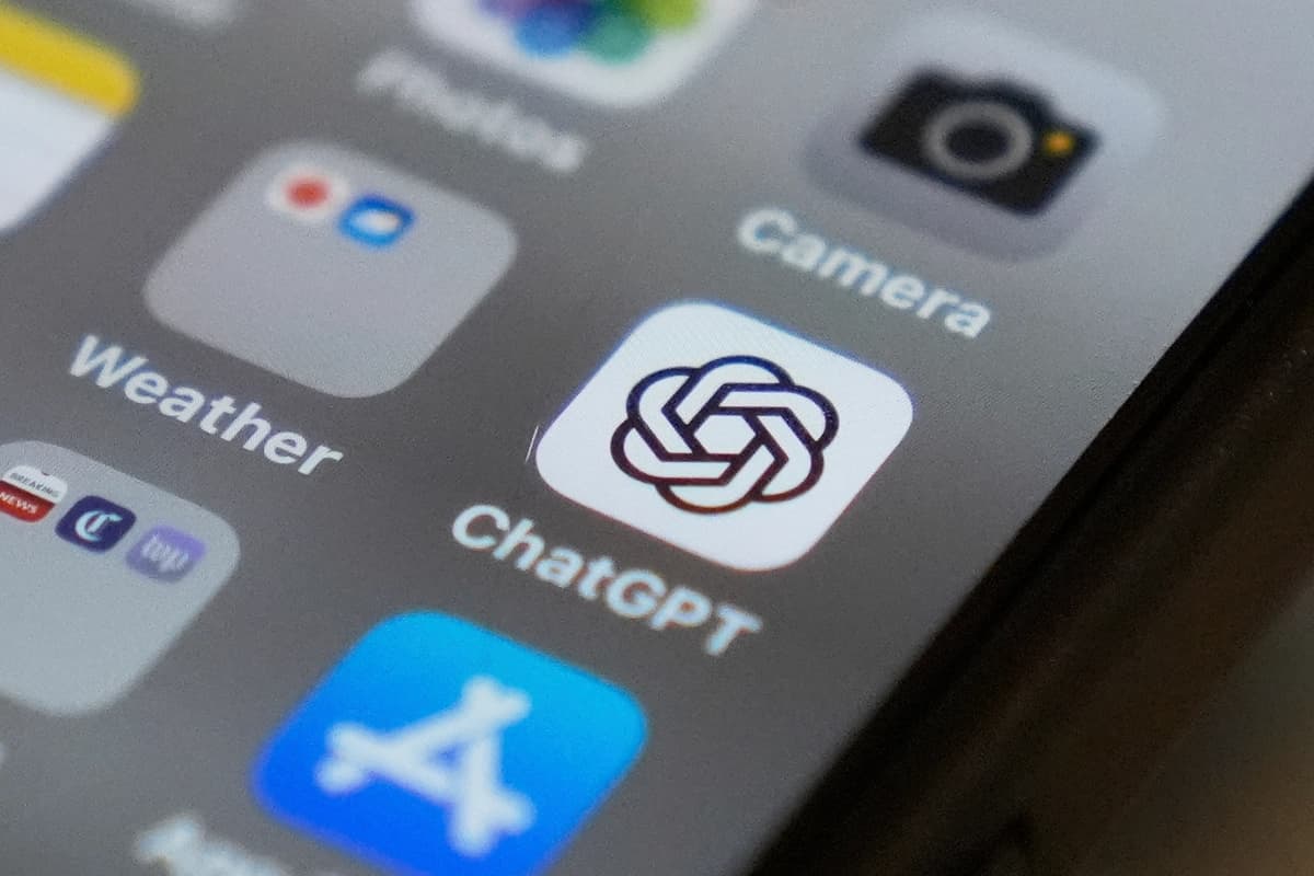 El icono de la aplicación ChatGPT aparece en la pantalla de un teléfono inteligente el 4 de agosto de 2025. (Foto AP/Kiichiro Sato).