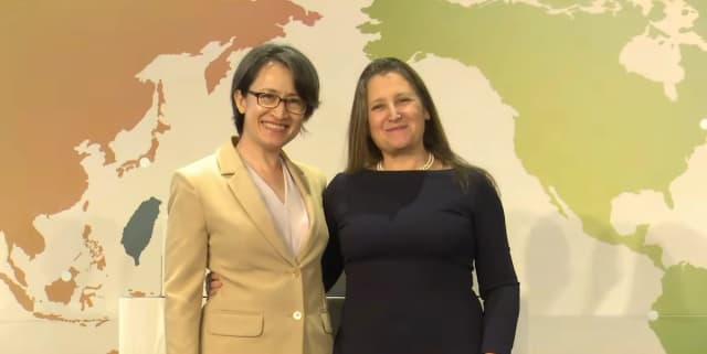 (De izquierda a derecha) La vicepresidenta de Taiwán, Hsiao Bi-khim, y la exviceprimera ministra de Canadá, Chrystia Freeland, posan para las fotos en el Foro Ketagalan en Taipéi, Taiwán, el 4 de agosto de 2026. (Captura de pantalla vía The Epoch Times)