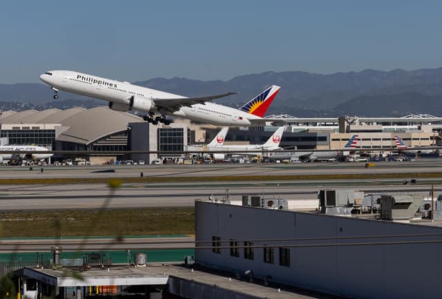 Un avión despega del Aeropuerto Internacional de Los Ángeles, el 27 de enero de 2026. (John Fredricks / The Epoch Times).